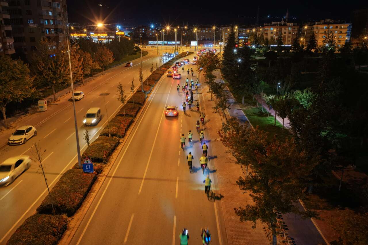 Konya’da pazartesi akşamlarının yeni geleneği! Yüzlerce yıllık tarihe pedal çevirdiler 6